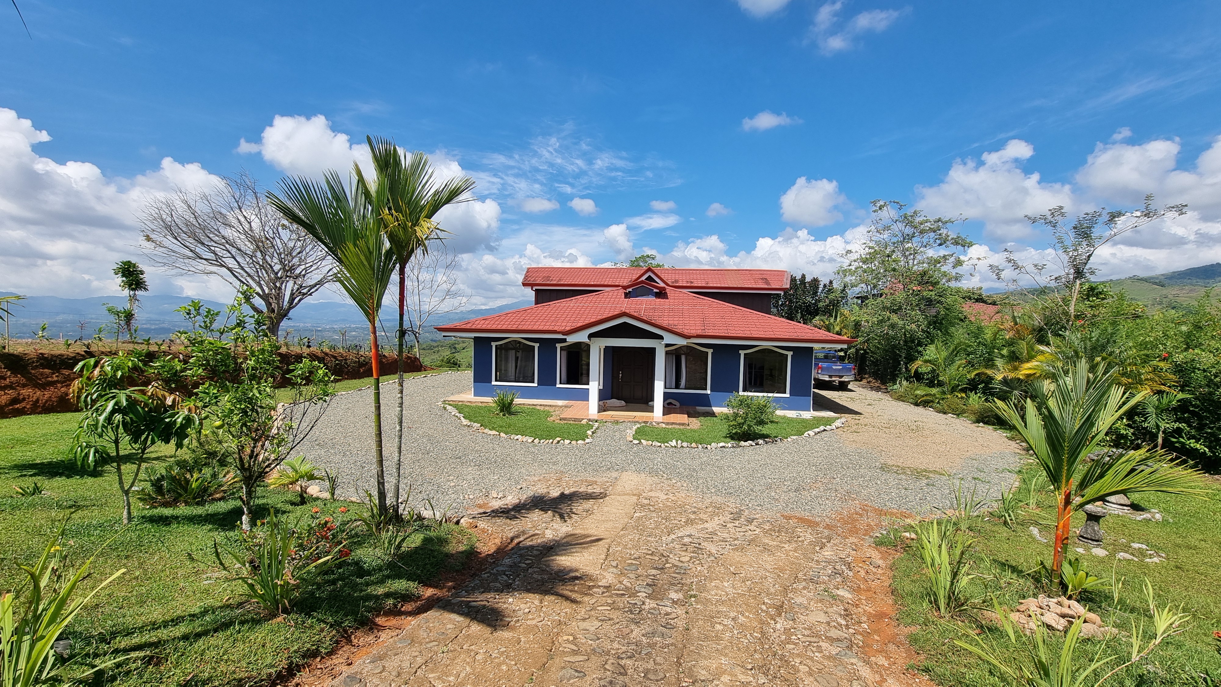 Beautiful house for sale, with amazing views, 4 bdrm in the heart of Santa Elena